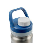 Detailaufnahme des blauen Schraubdeckels mit Haltegriff der AquaFlask Colorwave Chill Bottle Edelstahl Trinkflasche 650 ml (22 oz)