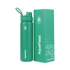 Grüne AquaFlask Regular Edelstahl Trinkflasche 650 ml (22 oz) mit Flip-Top-Sportdeckel neben Originalverpackung in Aquamarine