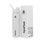 Weiße AquaFlask Regular Edelstahl Trinkflasche 650 ml (22 oz) mit Flip-Top-Sportdeckel neben Originalverpackung in Arctic White
