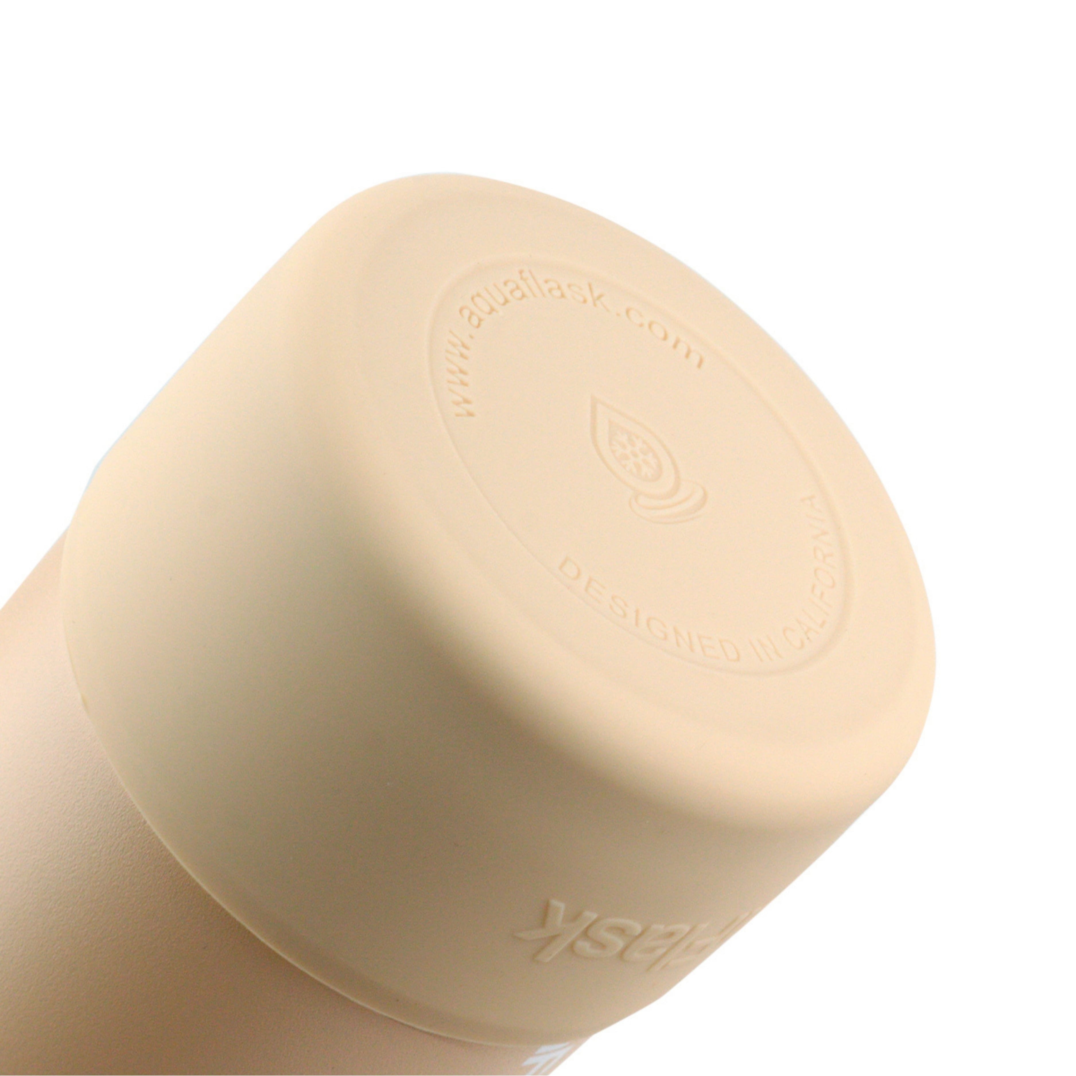 Detailaufnahme des beigen Schutz-Boots der AquaFlask Earth Collection Edelstahl Trinkflasche 650 ml (22 oz)