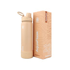 Beige AquaFlask Earth Collection Edelstahl Trinkflasche 650 ml (22 oz) mit Schraubdeckel, Haltegriff und Schutz-Boot neben Originalverpackung in Buckwheat