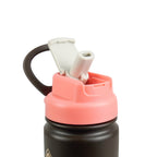 Detailaufnahme des braunen Flip-Sip-Deckels der AquaFlask Colorwave Flip Sip Lid Collection Edelstahl Trinkflasche 650 ml (22 oz) geöffnet