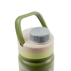 Detailaufnahme des grünen Schraubdeckels mit Haltegriff der AquaFlask Colorwave Chill Bottle Edelstahl Trinkflasche 650 ml (22 oz)