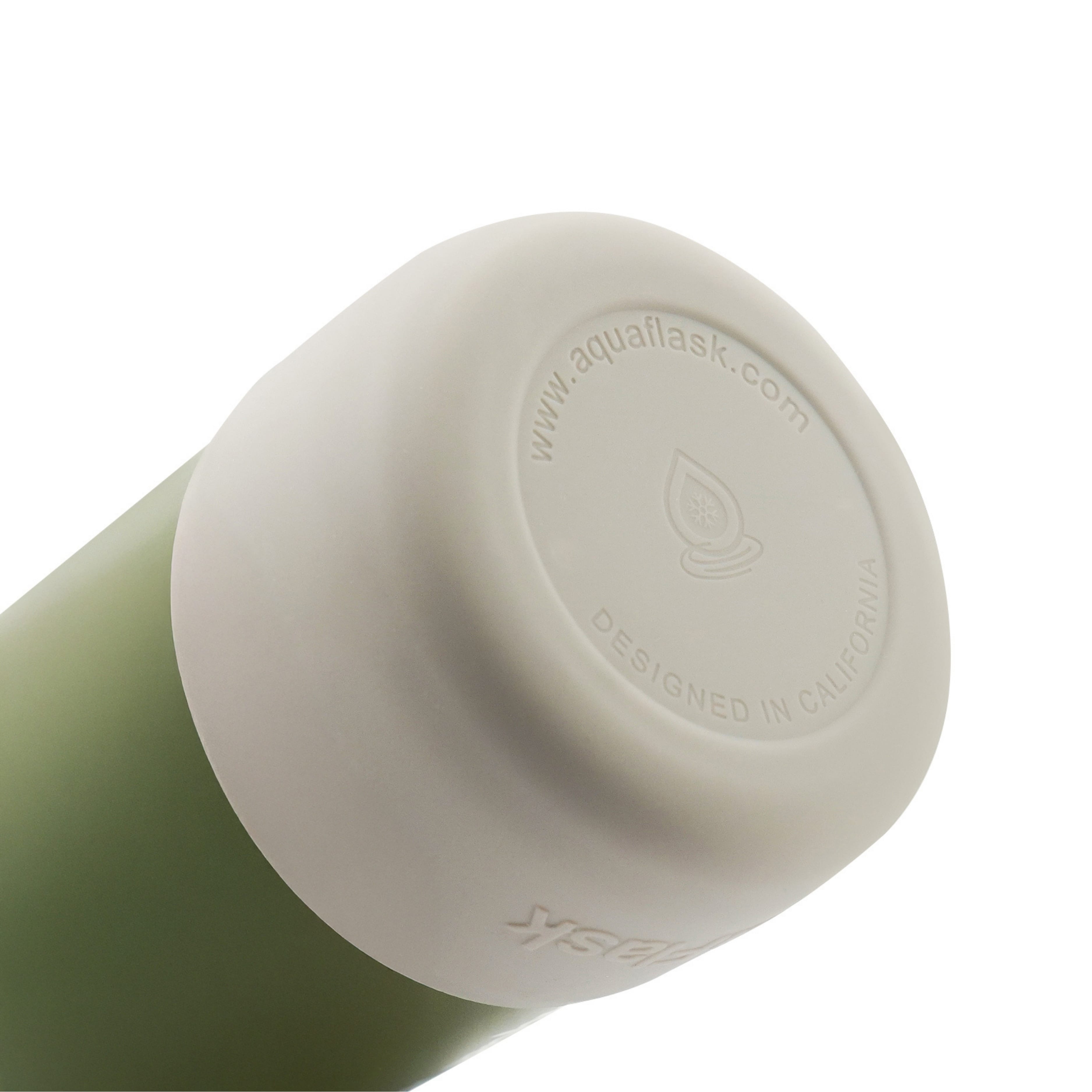 Detailaufnahme des beigen Schutz-Boots der AquaFlask Colorwave Flip Sip Lid Collection Edelstahl Trinkflasche 650 ml (22 oz)