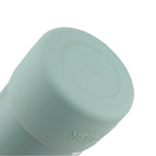 Detailaufnahme des grünen Schutz-Boots der AquaFlask Earth Collection Edelstahl Trinkflasche 650 ml (22 oz)