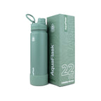 Grün AquaFlask Earth Collection Edelstahl Trinkflasche 650 ml (22 oz) mit Schraubdeckel, Haltegriff und Schutz-Boot neben Originalverpackung in Celadon Green