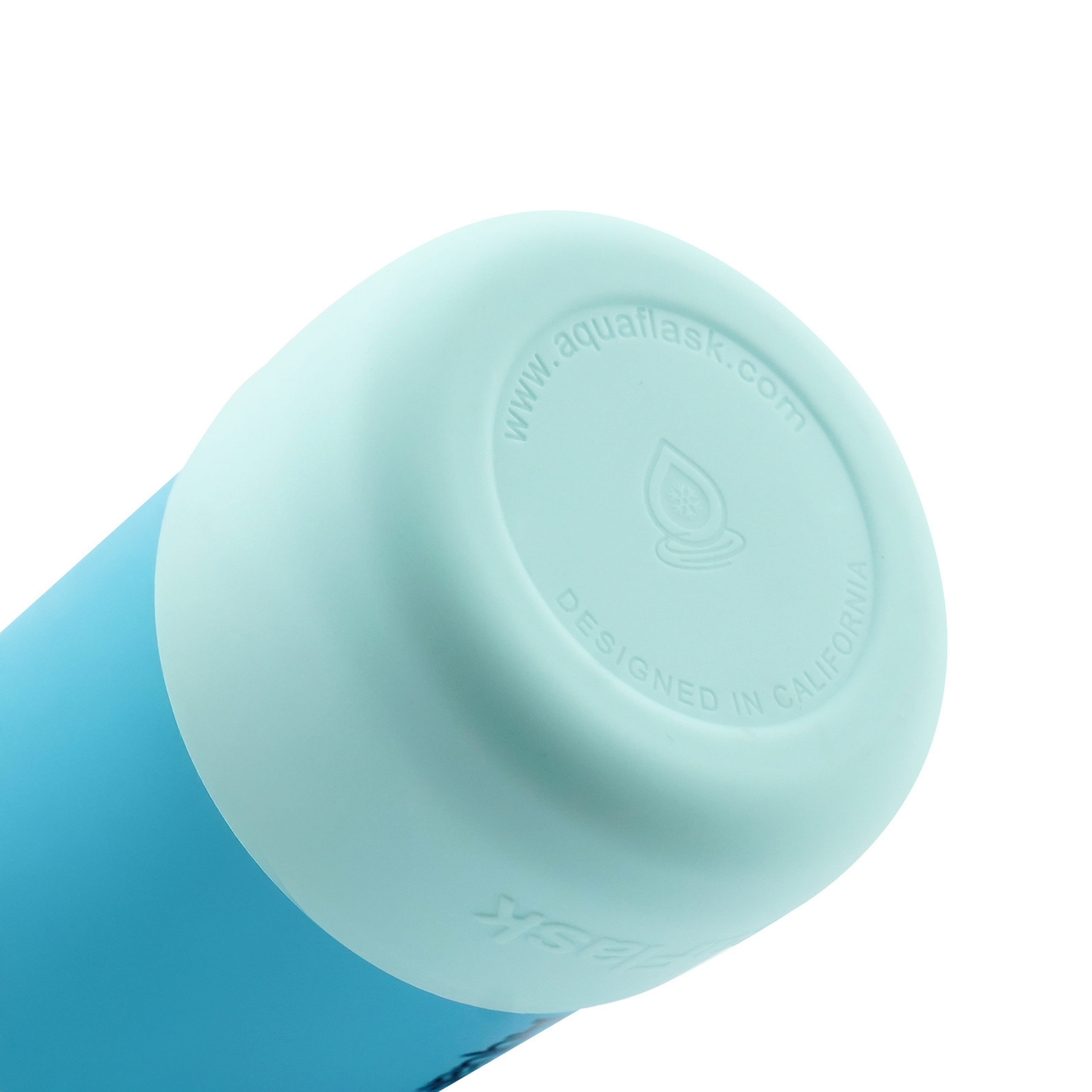 Detailaufnahme des türkisen Schutz-Boots der AquaFlask Colorwave Flip Sip Lid Collection Edelstahl Trinkflasche 650 ml (22 oz)