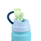 Detailaufnahme des türkisen Flip-Sip-Deckels der AquaFlask Colorwave Flip Sip Lid Collection Edelstahl Trinkflasche 650 ml (22 oz) geöffnet