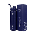 Dunkelblaue AquaFlask Regular Edelstahl Trinkflasche 650 ml (22 oz) mit Flip-Top-Sportdeckel neben Originalverpackung in Cobalt Blue