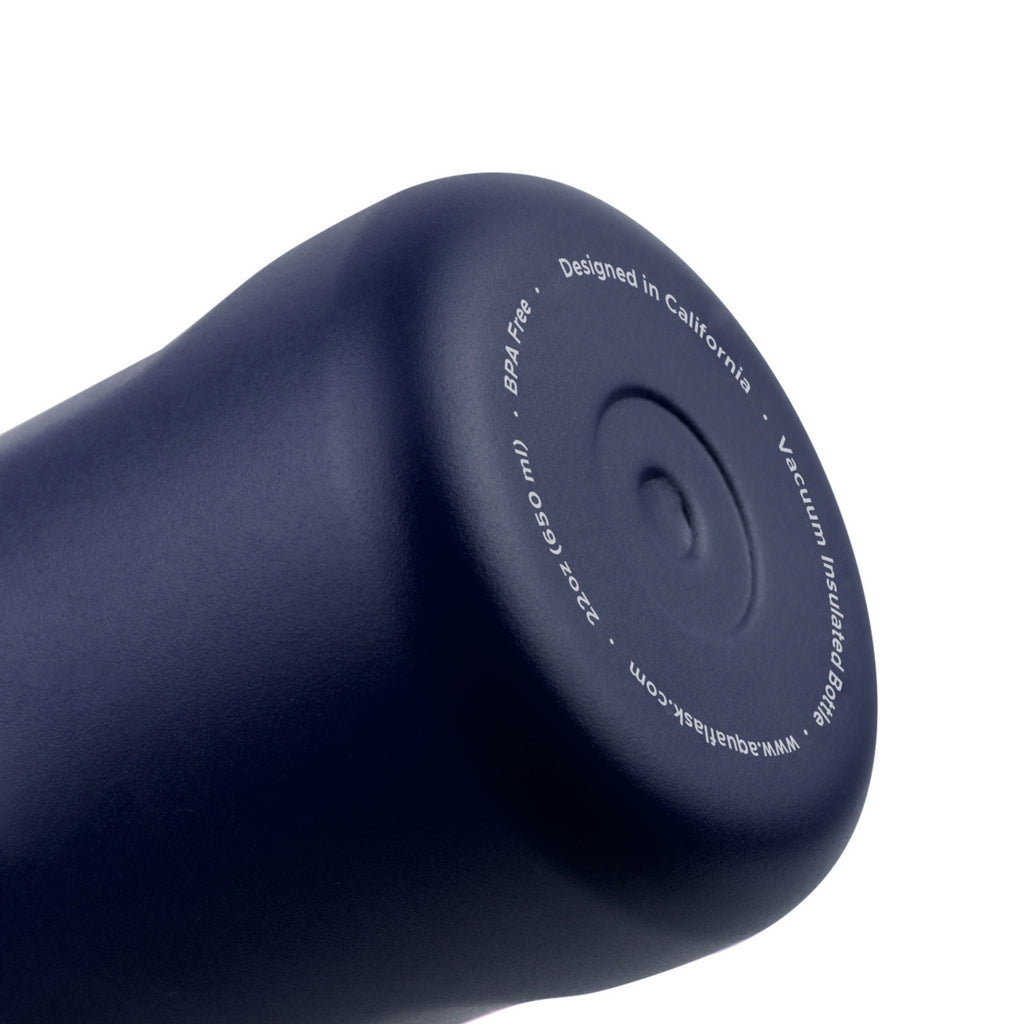 Detailaufnahme des blauen Flaschenbodens der AquaFlask Sports Lid Bottle Edelstahl Trinkflasche 650 ml (22 oz)