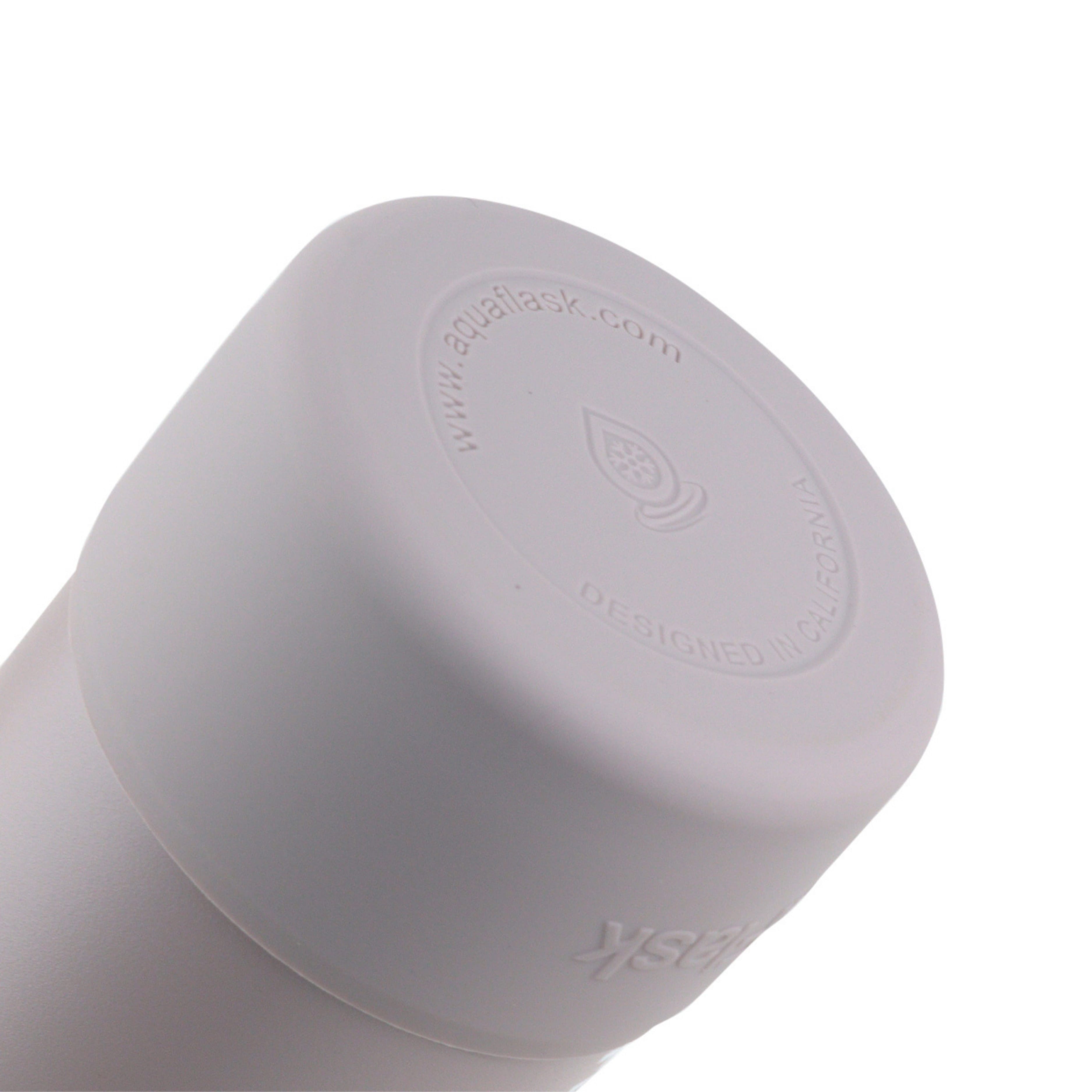 Detailaufnahme des lila Schutz-Boots der AquaFlask Earth Collection Edelstahl Trinkflasche 650 ml (22 oz)