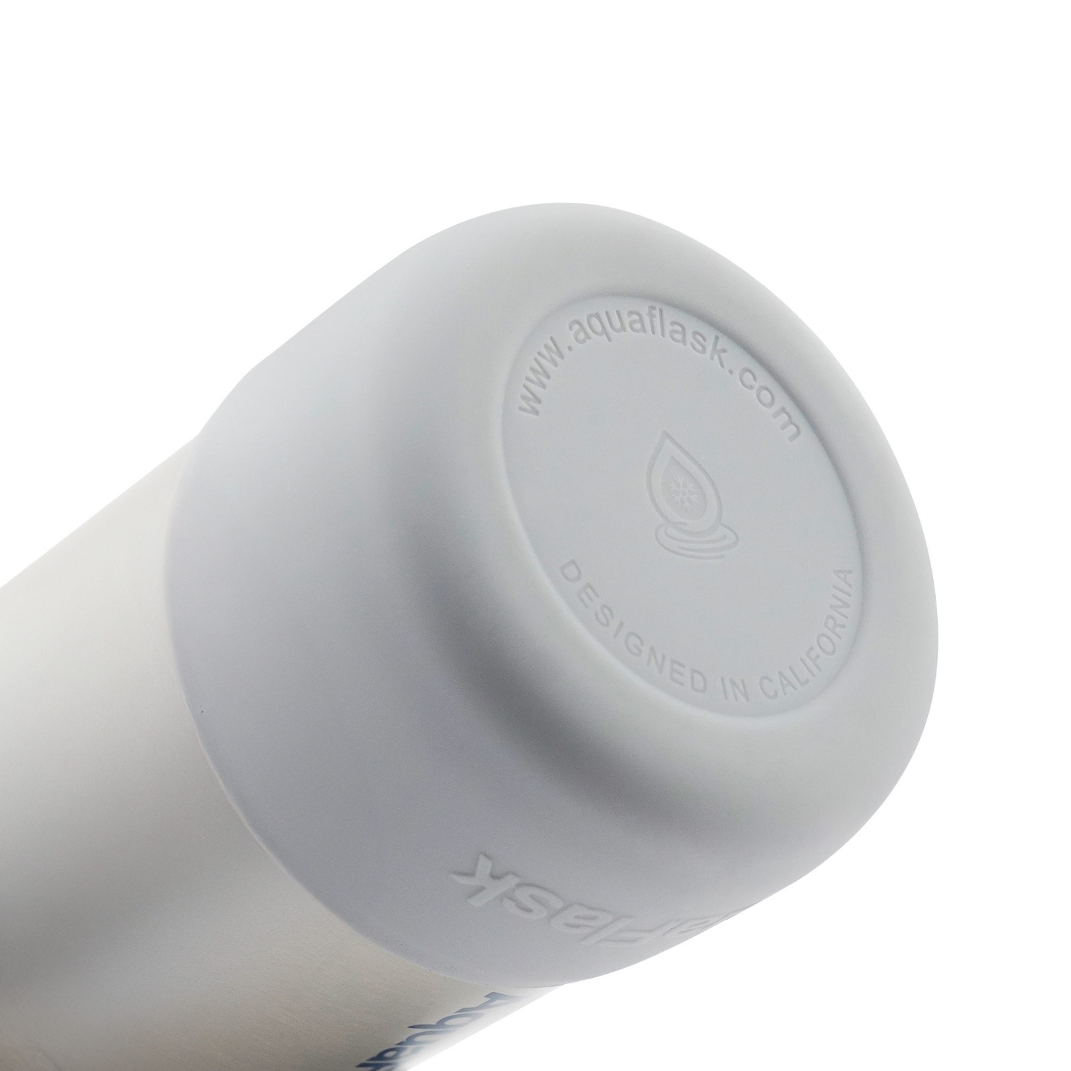 Detailaufnahme des silbernen Edelstahlgebürstet Schutz-Boots der AquaFlask Colorwave Flip Sip Lid Collection Edelstahl Trinkflasche 650 ml (22 oz)