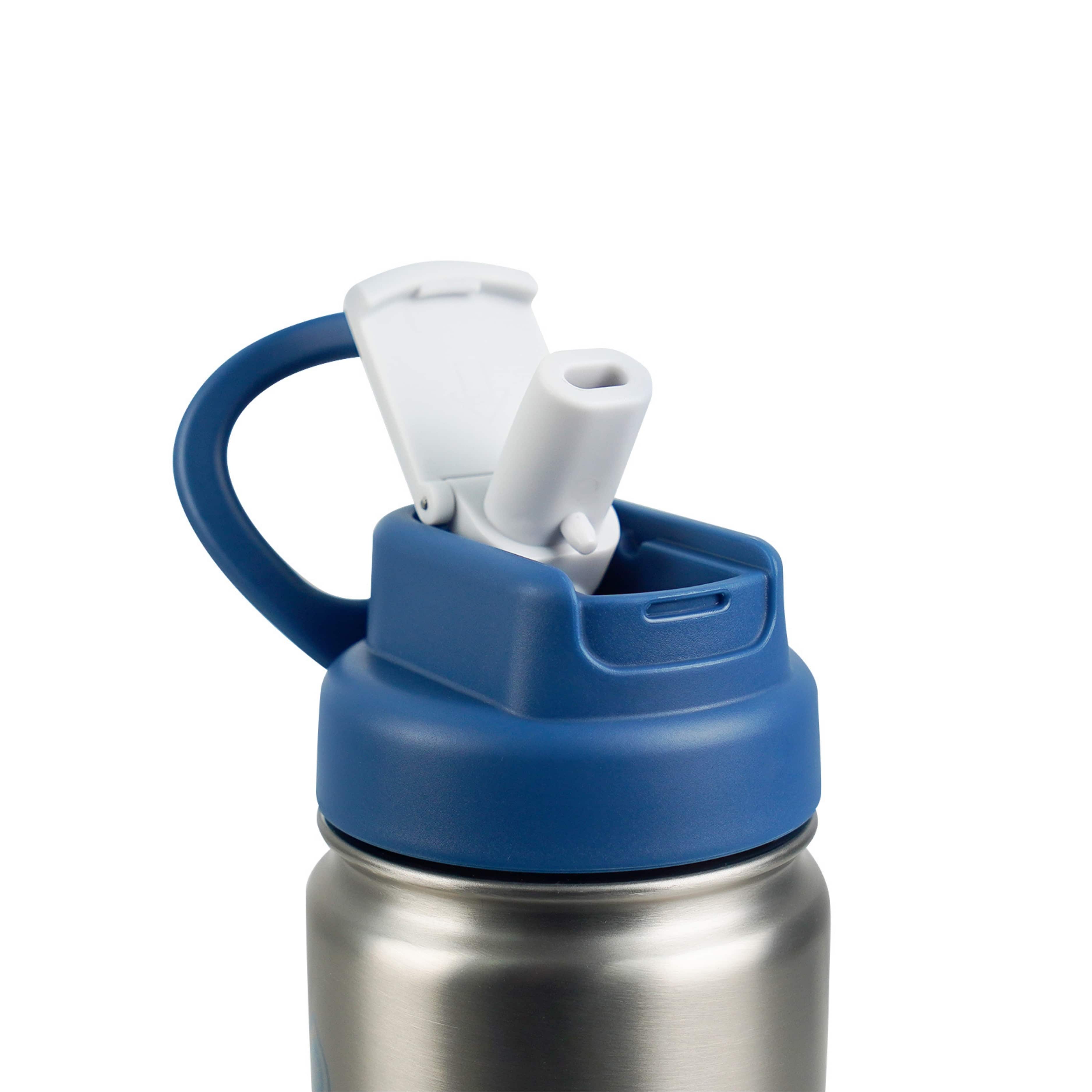 Detailaufnahme des silbernen Edelstahlgebürstet Flip-Sip-Deckels der AquaFlask Colorwave Flip Sip Lid Collection Edelstahl Trinkflasche 650 ml (22 oz) geöffnet
