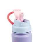 Detailaufnahme des lila Flip-Sip-Deckels der AquaFlask Colorwave Flip Sip Lid Collection Edelstahl Trinkflasche 650 ml (22 oz) geöffnet