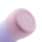 Detailaufnahme des lila Schutz-Boots der AquaFlask Colorwave Flip Sip Lid Collection Edelstahl Trinkflasche 650 ml (22 oz)