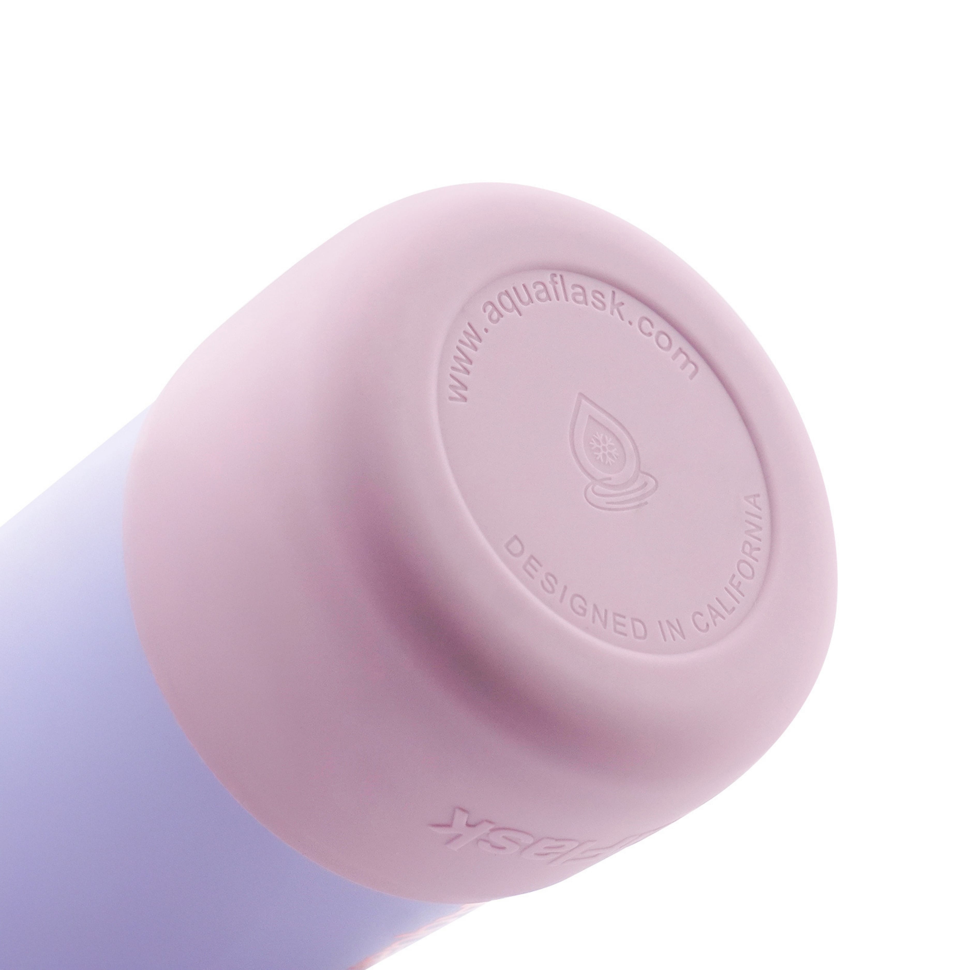 Detailaufnahme des lila Schutz-Boots der AquaFlask Colorwave Flip Sip Lid Collection Edelstahl Trinkflasche 650 ml (22 oz)
