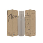Beige AquaFlask Flow Collection Edelstahl Trinkflasche 750 ml (25 oz) mit Schraubdeckel und großer Trinköffnung neben Originalverpackung in Champagne