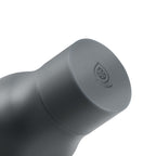 Detailaufnahme des silbernen Schraubdeckels der AquaFlask Flow Collection Edelstahl Trinkflasche 750 ml (25 oz)