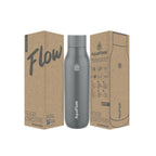 Silber Edelstahlgebürstet AquaFlask Flow Collection Edelstahl Trinkflasche 750 ml (25 oz) mit Schraubdeckel und großer Trinköffnung neben Originalverpackung in Gunmetal