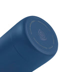 Detailaufnahme des blauen Flaschenbodens der AquaFlask Flow Collection Edelstahl Trinkflasche 750 ml (25 oz)