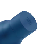 Detailaufnahme des blauen Schraubdeckels der AquaFlask Flow Collection Edelstahl Trinkflasche 750 ml (25 oz)