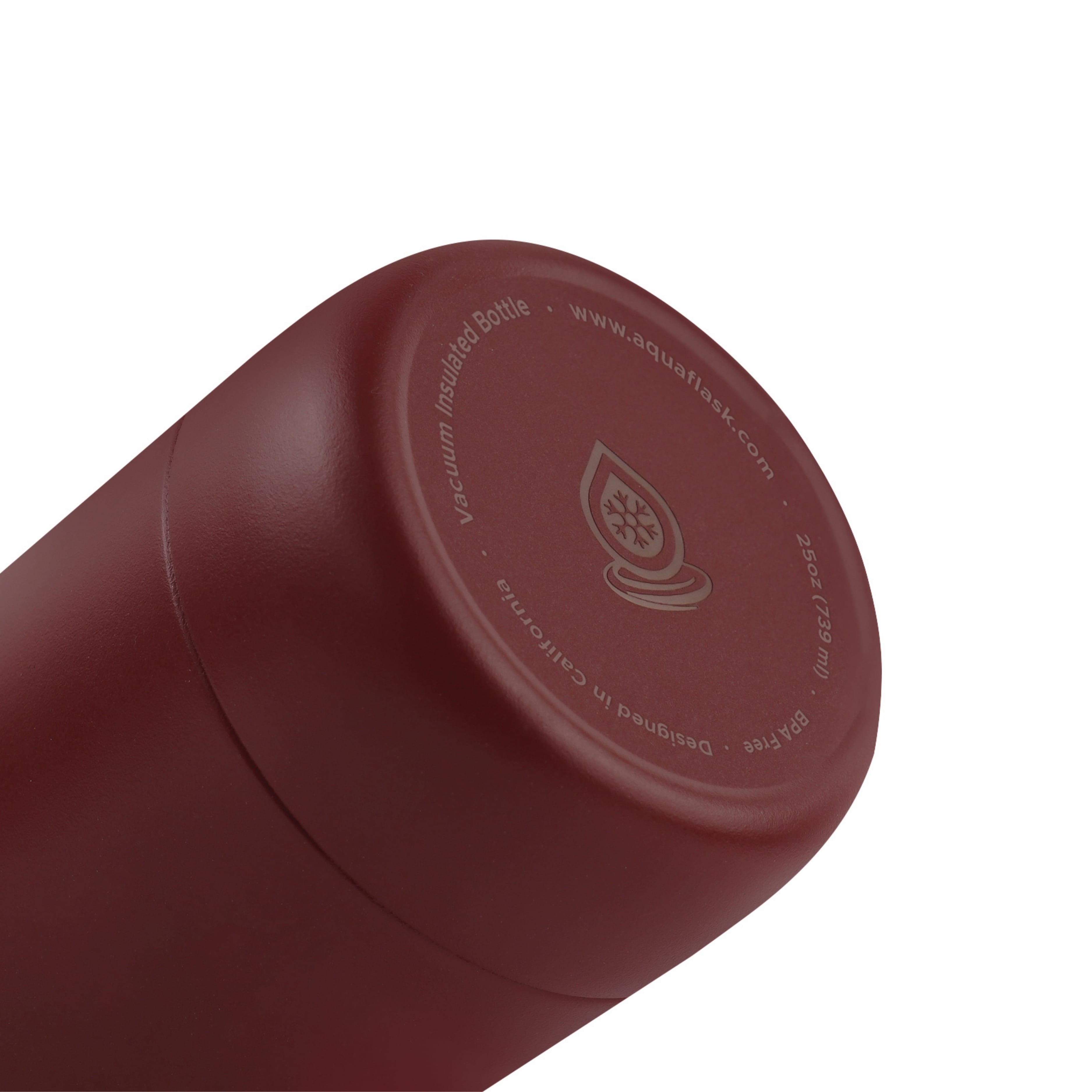 Detailaufnahme des roten Flaschenbodens der AquaFlask Flow Collection Edelstahl Trinkflasche 750 ml (25 oz)