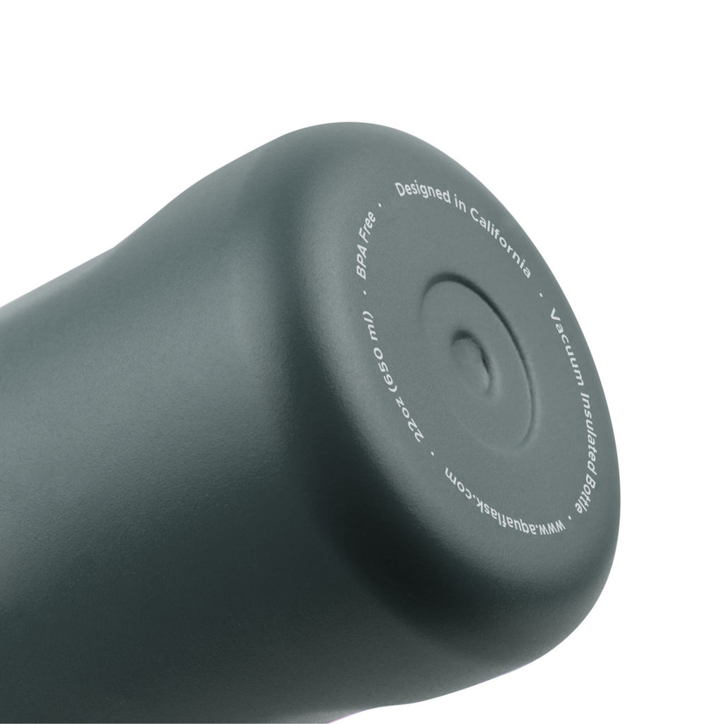 Detailaufnahme des grauen Flaschenbodens der AquaFlask Sports Lid Bottle Edelstahl Trinkflasche 650 ml (22 oz)