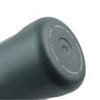 Detailaufnahme des grauen Flaschenbodens der AquaFlask Sports Lid Bottle Edelstahl Trinkflasche 650 ml (22 oz)