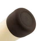 Detailaufnahme des braunen Schutz-Boots der AquaFlask Colorwave Flip Sip Lid Collection Edelstahl Trinkflasche 650 ml (22 oz)