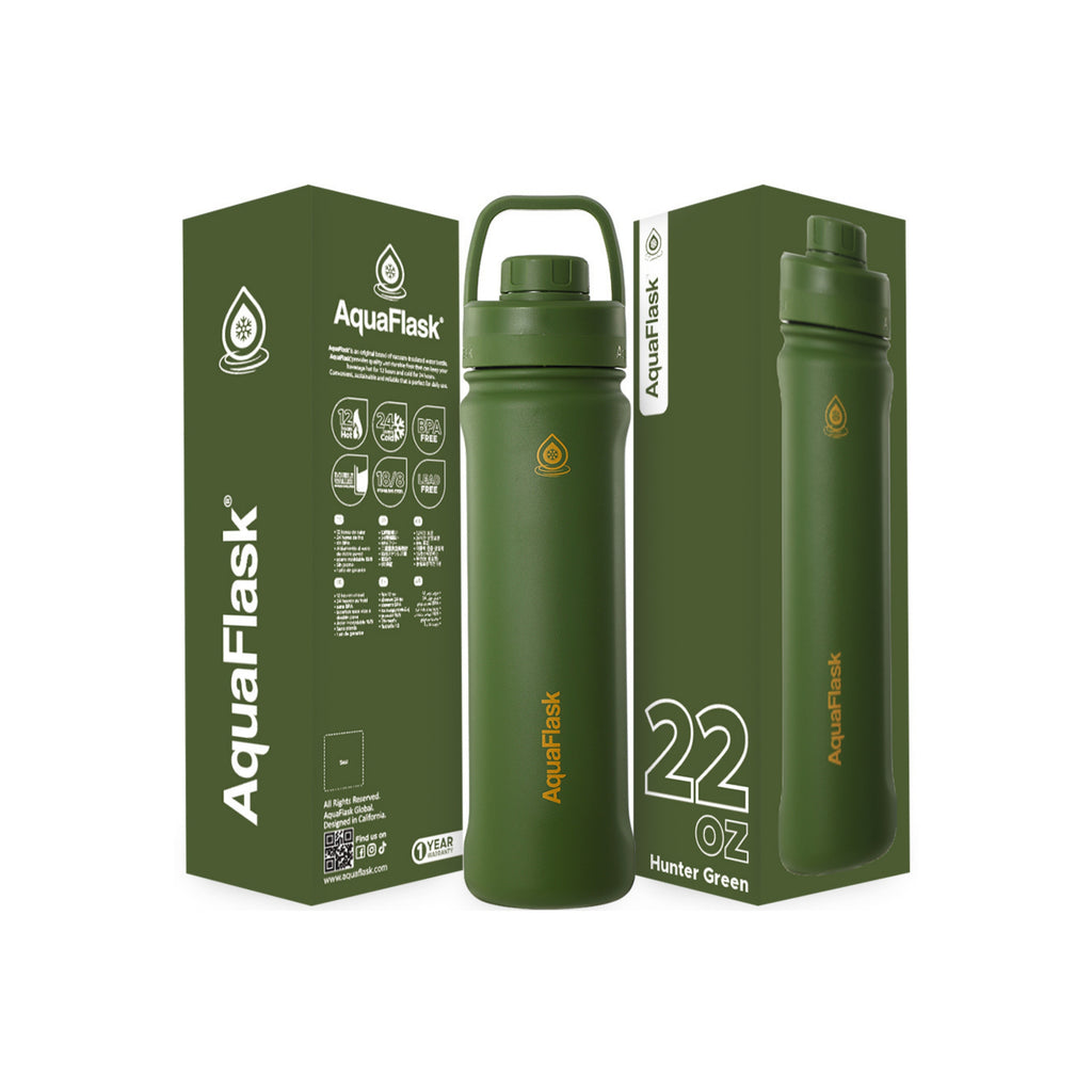 Grüne AquaFlask Sports Lid Bottle Edelstahl Trinkflasche 650 ml (22 oz) mit Sports Lid und Haltegriff neben Originalverpackung in Hunter Green