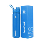 Blaue AquaFlask Regular Edelstahl Trinkflasche 650 ml (22 oz) mit Flip-Top-Sportdeckel neben Originalverpackung in Malibu Blue