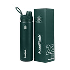 Dunkelgrüne AquaFlask Regular Edelstahl Trinkflasche 650 ml (22 oz) mit Flip-Top-Sportdeckel neben Originalverpackung in Moss Green