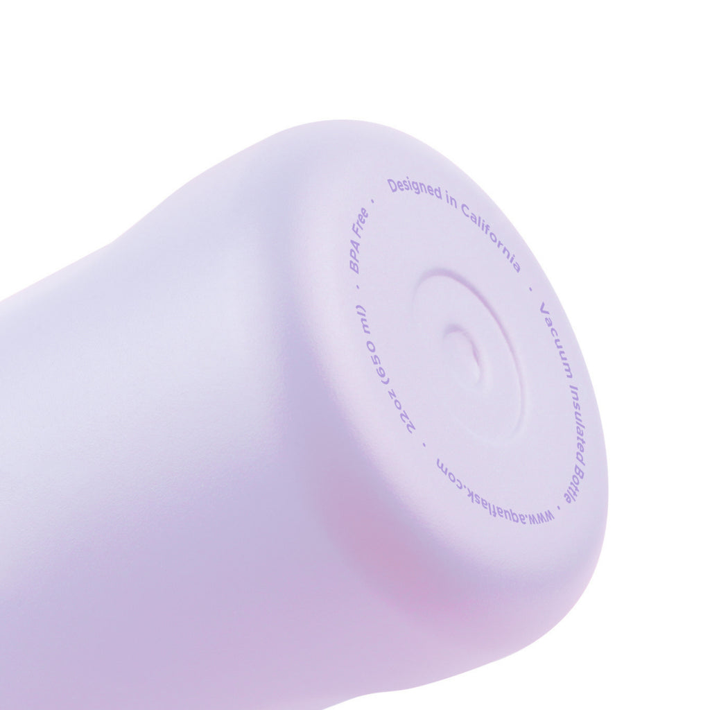 Detailaufnahme des lila Flaschenbodens der AquaFlask Sports Lid Bottle Edelstahl Trinkflasche 650 ml (22 oz)