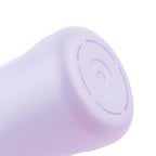 Detailaufnahme des lila Flaschenbodens der AquaFlask Sports Lid Bottle Edelstahl Trinkflasche 650 ml (22 oz)