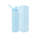 Hellblaue AquaFlask Regular Edelstahl Trinkflasche 650 ml (22 oz) mit Flip-Top-Sportdeckel neben Originalverpackung in Powder Blue