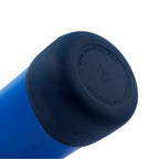 Detailaufnahme des blauen Schutz-Boots der AquaFlask Colorwave Flip Sip Lid Collection Edelstahl Trinkflasche 650 ml (22 oz)