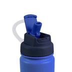 Detailaufnahme des blauen Flip-Sip-Deckels der AquaFlask Colorwave Flip Sip Lid Collection Edelstahl Trinkflasche 650 ml (22 oz) geöffnet