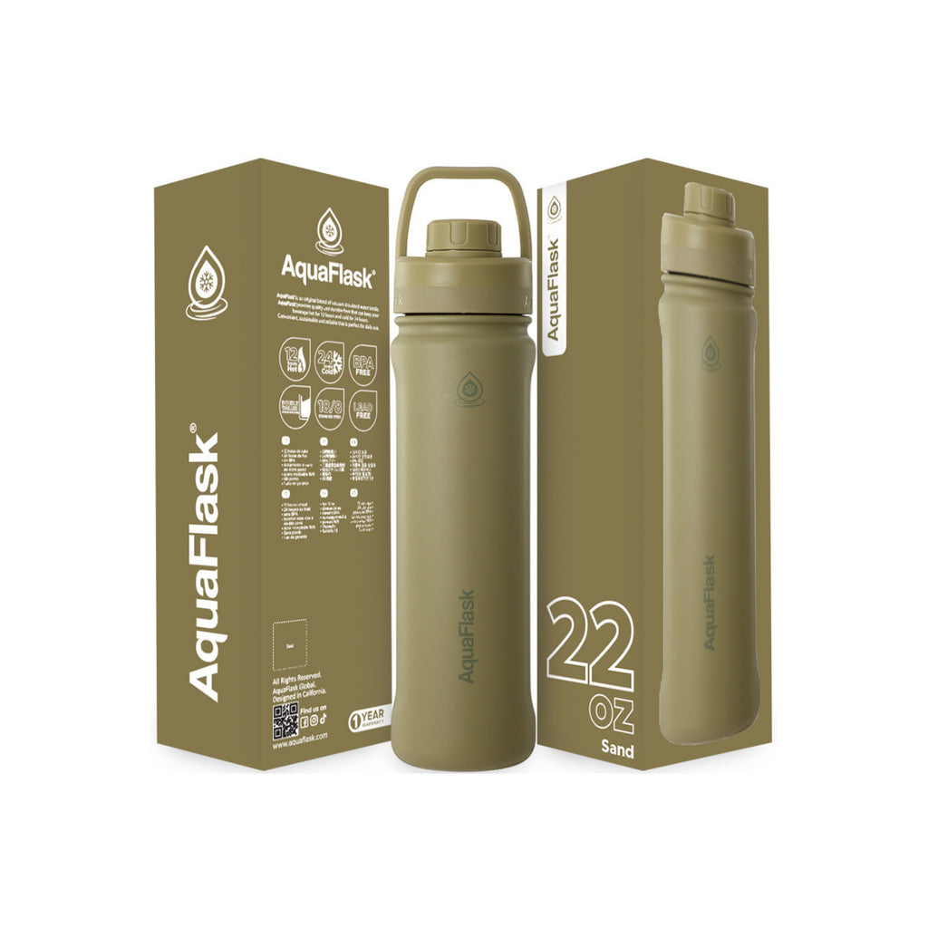 Grün AquaFlask Sports Lid Bottle Edelstahl Trinkflasche 650 ml (22 oz) mit Sports Lid und Haltegriff neben Originalverpackung in Sand