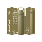 Grün AquaFlask Sports Lid Bottle Edelstahl Trinkflasche 650 ml (22 oz) mit Sports Lid und Haltegriff neben Originalverpackung in Sand