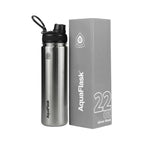 AquaFlask Regular Edelstahl Trinkflasche 650 ml (22 oz) aus gebürstetem Edelstahl mit Flip-Top-Sportdeckel neben Originalverpackung in Silver Steel