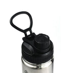 Detailaufnahme des schwarzen Flip-Top-Sportdeckels der AquaFlask Regular Edelstahl Trinkflasche 650 ml (22 oz) aus gebürstetem Edelstahl in Silver Steel