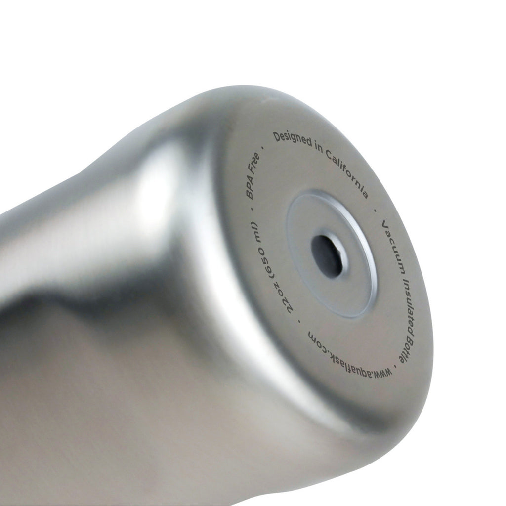 Detailaufnahme des silbernen Edelstahlgebürstet Flaschenbodens der AquaFlask Sports Lid Bottle Edelstahl Trinkflasche 650 ml (22 oz)