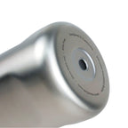 Detailaufnahme des silbernen Edelstahlgebürstet Flaschenbodens der AquaFlask Sports Lid Bottle Edelstahl Trinkflasche 650 ml (22 oz)