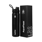 Schwarze AquaFlask Regular Edelstahl Trinkflasche 650 ml (22 oz) mit Flip-Top-Sportdeckel neben Originalverpackung in Space Black