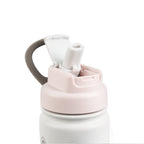Detailaufnahme des beigen Flip-Sip-Deckels der AquaFlask Colorwave Flip Sip Lid Collection Edelstahl Trinkflasche 650 ml (22 oz) geöffnet
