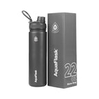 Graue AquaFlask Regular Edelstahl Trinkflasche 650 ml (22 oz) mit Flip-Top-Sportdeckel neben Originalverpackung in Stone Gray