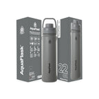 Grau AquaFlask Sports Lid Bottle Edelstahl Trinkflasche 650 ml (22 oz) mit Sports Lid und Haltegriff neben Originalverpackung in Stone Gray