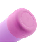 Detailaufnahme des lila Schutz-Boots der AquaFlask Colorwave Flip Sip Lid Collection Edelstahl Trinkflasche 650 ml (22 oz)