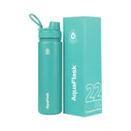 Türkise AquaFlask Regular Edelstahl Trinkflasche 650 ml (22 oz) mit Flip-Top-Sportdeckel neben Originalverpackung in Turquoise Blue
