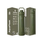 Grüne AquaFlask Sports Lid Bottle Edelstahl Trinkflasche 650 ml (22 oz) mit Sports Lid und Haltegriff neben Originalverpackung in Walnut